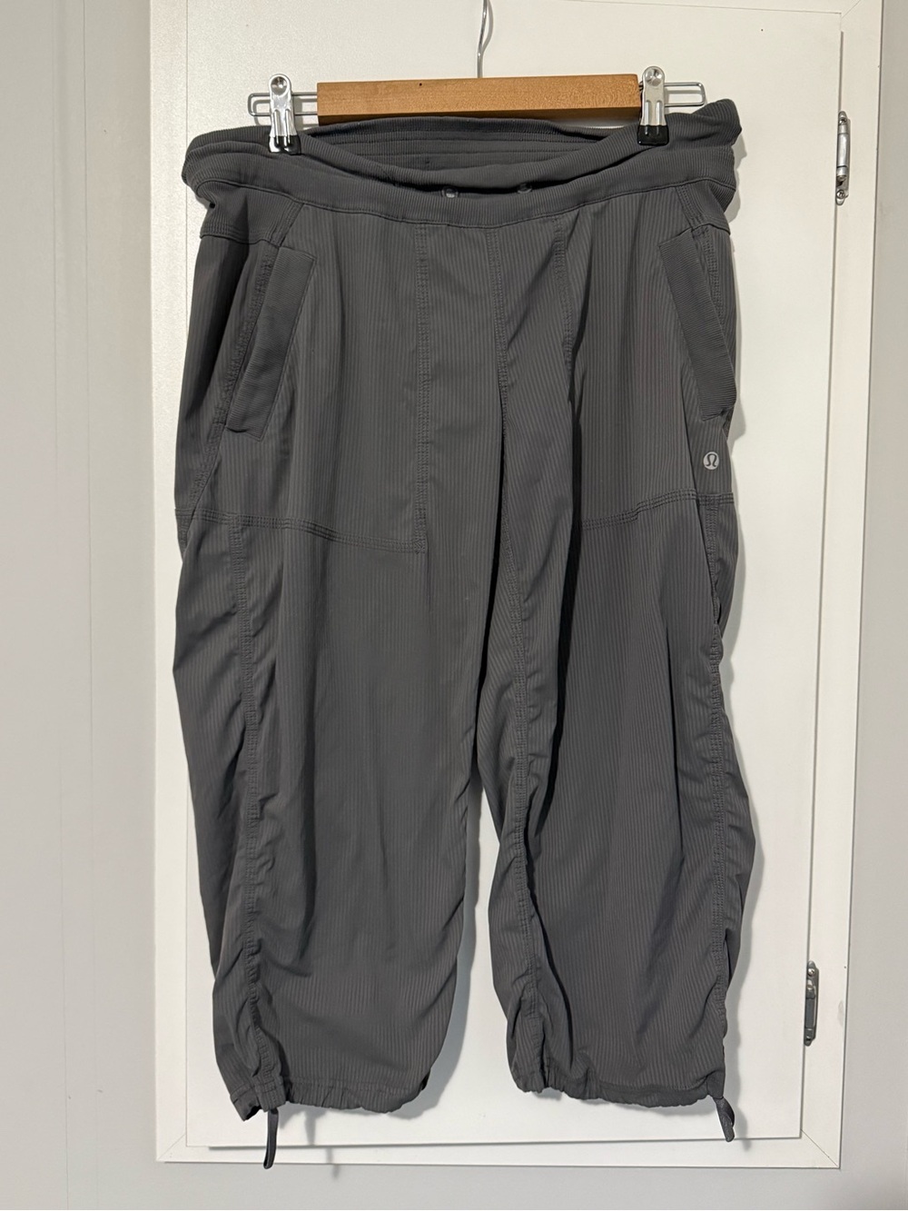 141. lululemon athletica Women’s 6 Dark Gray Cropped Unlined Studio Joggers